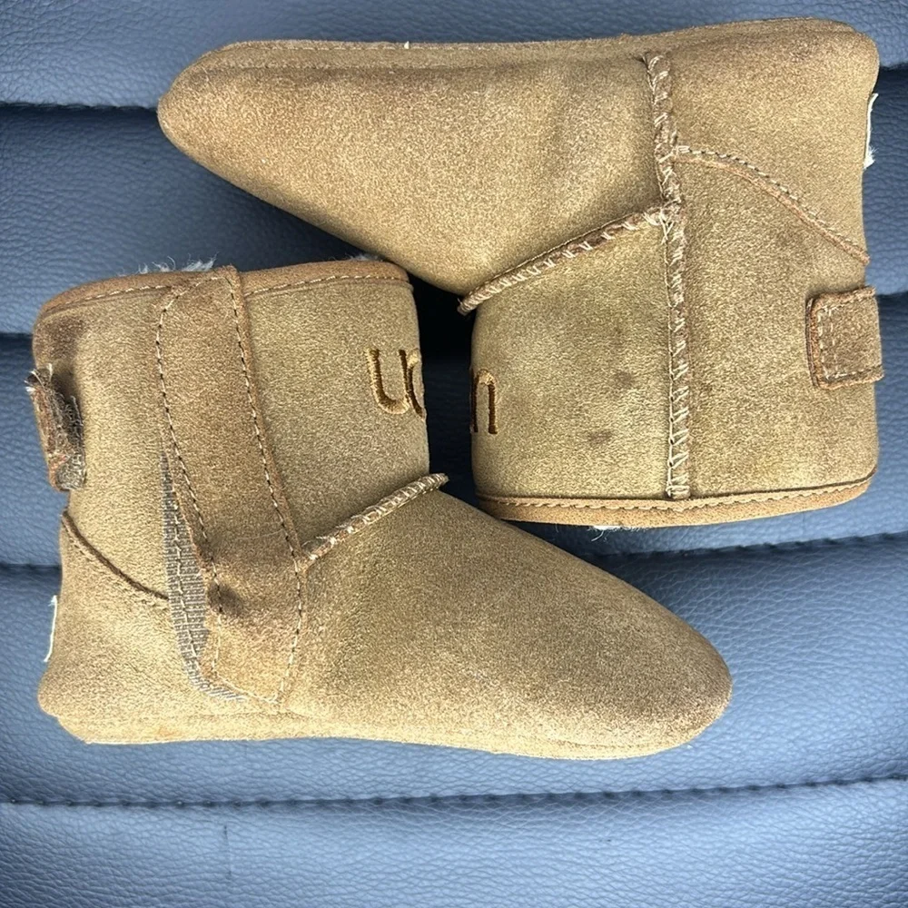 UGG Baby Booties Tan Suede Sheepskin Crib Shoes Size 4/5 Unisex